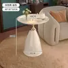 Mesa redonda pequeña, mesita auxiliar de lujo ligero para sofá, mesa de té pequeña para el hogar en la sala de estar, mesa auxiliar, mesa de rincón retro, almacenamiento de noche de hierro forjado, balcón