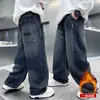 Roupas Infantis Jeans Reta Forrado com Fleece para Meninos Inverno 2025 Novo Estilo para Crianças Maiores Calças de Inverno Espessas Outono e Inverno