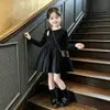 Vestido de Outono para Meninas Manga Longa Estilo Hepburn Vestidinho Preto Novo Estilo Coreano Fashionável Para Meninas Pequenas Estilo Doce e Picante Saia Bufante