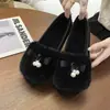 Novos Mocassins Planos Plus Size para Outono/Inverno 2026 Sapatos Peludos de Camurça Confortáveis para Mulheres Mocassins Modernos com Pérolas