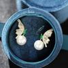 Nuevos y elegantes pendientes de mariposa de concha natural, sencillos y con incrustaciones de diamantes, con perla artificial chapada en oro, pendientes de aguja de plata 925 para mujer.
