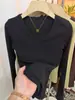 Camiseta de Manga Longa com Decote V Estilosa e Rejuvenescedora para Mulheres, Estilo Coreano Slim Fit, Camisa Básica Versátil para Usar por Baixo, Novo Top Tendência da Primavera