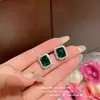 Huang Qingran Recomenda Dois Brincos Estilo Antigo de Pedra Olho de Tigre Dourado, Anéis Ricos e Charmosos de Pena com Diamantes Cintilantes e Contas de Concha