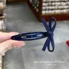 Pinza para el pelo con lazo de tela azul marino con un diseño sencillo para mujer, adecuada para recoger el flequillo y adecuada para el uso diario, un accesorio para el cabello elegante