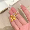 Colar com Pingente de Flor Margarida em Fio de Ouro Estilo Antigo com Design Floral Vazado, Corrente Delicada para Clavícula, Presente Exquisito para Mulheres