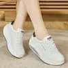 Sapatos casuais femininos de mola e outono, superfície de couro, sola rocker, sapatos casuais, superfície de couro, sapatos de fitness e dança, sapatos rocker brancos, transfronteiriços