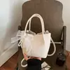 Bolso pequeño de mano simple y elegante para mujer, nuevo artículo de verano 2026, bolso tipo cubo, moderno, color liso, texturizado, bolso cruzado para mujer