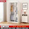 Guarda-roupa simples de três portas com portas lisas, feito de painéis espessados para estabilidade, adequado para uso doméstico, quartos e aluguéis, oferecendo grande capacidade de armazenamento