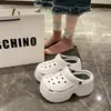 Novo Estilo Bolo de Arroz Sapatos de Jardim Moda Verão Outdoor Sandálias de Salto Alto Chinelos Deslizantes Uso Dupla Face Sandálias de Praia Solado Grosso Sapatos com Furos Feminino