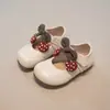 Sapatos de Couro Fofos de Morango para Meninas 2026 Nova Coleção Primavera Sapatos Rasos Infantis de Salto Baixo Sola Macia Mocassins da Moda