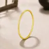 Estilo boutique de oro, pulsera tradicional chapada en oro, una pieza de joyería ligera y versátil para el uso diario, con un diseño de banda sólida y lisa, disponible para venta al por mayor