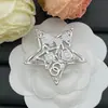 Broche Nuevo Estilo 2025 Chanel Estrella de Cinco Puntas Doble C para Mujer, Pin Pequeño de Acrílico Corazón Estilo Chanel, Accesorios Chanel al por Mayor