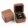 Caja cuadrada para anillo de compromiso personalizada transfronteriza, caja de madera de nogal, empaque y almacenamiento de regalo de joyería para anillo de diamante de boda
