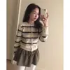 Enviado. Cardigã de malha redondo com listras color-block, chic coreano, fresco e estiloso, um suéter de caimento justo para o outono