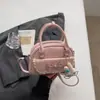 Bolso pequeño cuadrado de mano, simple y elegante, 2026 Primavera, Nuevo, Versión Coreana, Alta Apariencia, Elegante Bolso de Hombro, Bolso Cruzado de Moda