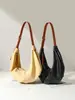 Bolso cruzado de piel para mujer Nuevo Bolso de hombro pequeño ligero para mujer Bolso tipo Dumpling de lujo ligero Bolso de cuerno de vaca de diseñador