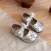 Zapatos de cuero de estilo francés con punta dividida falsos, novedad otoño 2026 versión coreana, zapatos de princesa para niñas con lazo de lunares, zapatos planos de suela blanda