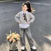 Conjunto de Dos Piezas Nuevo Estilo Universitario para Niñas de Primavera y Otoño con Sudadera de Retazos a Rayas y Jeans Retro a la Moda