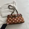 Bolsa Baguete de Bolinhas com Design de Nicho Coreano Feminina Nova Temporada Outono/Inverno 2026 Fivela de Couro Grande Capacidade Bolsa de Ombro Único