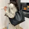 Bolsa Tote Grande de Gran Capacidad Retro Otoño e Invierno 2025 Tendencia de Moda Más Fácil de Combinar Letra Color Sólido Hombro Viaje Diario Cruzada