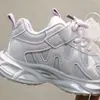 Venta al por mayor de zapatillas deportivas para niños en stock: Tenis gruesos para niñas pequeñas con suelas ligeras y capellada de piel, zapatos de bebé para niñas, modelo 6703