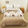 Colección de otoño 2026: una colcha suave, fresca, de terciopelo de leche hecha de algodón lavado con una superficie texturizada, lavable a máquina, adecuada para dormitorios estudiantiles, tamaño individual, y hecha de fibra