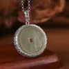 Colgante de Plata S925 Rey Ciervo Dorado Hierba Tang Retro Incrustado de Plata con Jade Hetian Moneda Grande Fantasma de la Montaña Gankun Gasto Personalidad Colgante de Collar