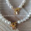 Conjunto de Dos Piezas para Pulsera y Collar con Colgante de Mariposa Inteligente con Hebilla de Nutria, Estilo Fragante Ins de Lujo Ligero Transfronterizo, Perla Imitación Barroca