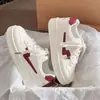 Zapatillas rojas tipo rayo súper estilosas de estilo coreano para mujer, nuevo modelo primavera y otoño 2026, versátiles y cómodas para estudiantes, zapatos casuales ins