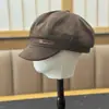 Gorra octogonal retro de gamuza con etiqueta pequeña de cuero para otoño e invierno para mujer, nueva moda 2026 gorra de vendedor de periódicos versátil
