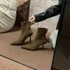 Botines elegantes de punta alta con tacón alto estilo francés Chuyuji para mujer, botas de ajuste ceñido, nuevo modelo otoño e invierno 2026, gamuza, tacón fino, cierre de cremallera en la espalda