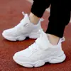 Sapatos Brancos Infantis Sapatos de Menino Sapatos de Menina 2026 Primavera/Outono Novos Tênis Esportivos Brancos Tênis Casuais de Skate para Meninos