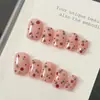 [Diseño original de Ling Luo] Uñas cortas estilo retro con puntos rojos y pequeñas bolitas de acero, creando un efecto ojo de gato y realzando el tono de piel; disponible para venta al por mayor