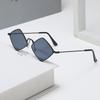 Gafas de sol con diamantes de estilo retro europeo y americano 2024, gafas de sol con diseño irregular de metal distintivo y moderno.
