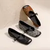 Zapatos de mujer con estampado de leopardo, punta redonda y suela blanda, nuevo modelo otoño 2026, zapatos Mary Jane con pedrería, cómodos para madres