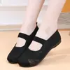 Zapatos de tela estilo Pekín antiguo, antideslizantes, zapatos casuales de malla para madres de mediana edad y mayores, nuevo modelo de verano, cómodos slip-on para mujer