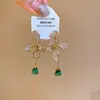 Aretes Colgantes de Flor Chapados en Oro Real de 18K, Lujo Ligero, Gama Alta, Modernos, Aretes Sencillos, Joyería de Cuello Versátil y Exquisita para Mujeres
