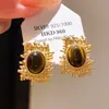 Aretes de perla chapados en oro de 14k con piedra de ojo de tigre ovalada, un diseño lujoso y de alta gama, con una estética retro