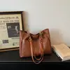 Bolsa Tote Feminina 2026 Retro Nova Versátil Ombro Único Bolsa para o Dia a Dia Celebridade da Internet Nicho Moda Retro Bolsa de Axila