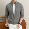 Cardigã de tricô masculino com zíper, mais grosso, com gola alta, apresentando padrão trançado, uma peça de vestuário externa estilo suéter e uma nova coleção de inverno para 2026