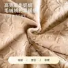 Juego de ropa de cama de cuatro piezas de terciopelo de leche engrosado y estampado para el calor del invierno, que incluye una sábana plana, una funda de edredón y una sábana bajera, diseñado para un aspecto lujoso y sofisticado en el dormitorio principal.