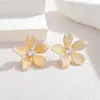 Pendientes de Flor con Tachuelas de Diamante Estilo Ins de Influencer Más Vendidos en Xiaohongshu Venta al por Mayor Pendientes de Oro de 18K que No se Desvanecen con un Toque de Lujo Ligero y de Alta Gama