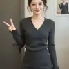 Suéter Feminino de Malha Gola V Damasco de Alta Qualidade Francês Outono Inverno Novo Estilo Peça de Roupa Externa Ajustada Camada Base Top de Malha