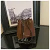 Bolso tote tipo cubo retro con estampado de leopardo transfronterizo, moderno y único, versátil para llevar en la axila o al hombro, en una paleta de colores Maillard de moda.
