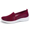 Sapatos Femininos Tecidos Voadores de Tamanho Grande Personalizados para Travessia de Fronteira Outono Slip-On Scarpins Leves para Exportação Sapatos Preguiçosos para Mães de Meia-Idade e Idosas