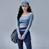 Conjunto de yoga transpirable y de secado rápido, que consta de un conjunto de dos piezas: un top de manga larga, ajuste ceñido y cuello redondo, y un conjunto de yoga moldeador de cintura alta con cruce en la cintura