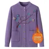 Ropa cálida de otoño e invierno para mujeres de mediana edad y mayores: suéteres con forro de polar, prendas de punto bordadas y ropa de abrigo para abuelas y madres