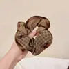 Scrunchie Xadrez Estilo Coreano com Design Luxuoso em Patchwork, Elástico de Cabelo de Alta Qualidade para Rabos de Cavalo Que Não Puxa o Cabelo, Acessório de Cabelo para Mulheres