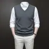 Fornecimento direto da fábrica de coletes de tricô masculinos, camisas básicas masculinas, malhas de negócios sem mangas com decote V slim-fit, coletes masculinos de cor sólida