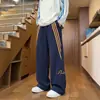 Calça de moletom larga estilo americano com três listras para homens e mulheres, calça esportiva reta com caimento fluido, calça casual bordada de modelagem solta e comprimento até o chão
